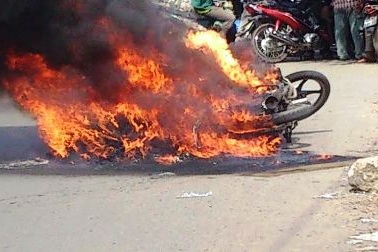 Tài xế xe ôm bất lực nhìn chiếc xe cháy dữ dội