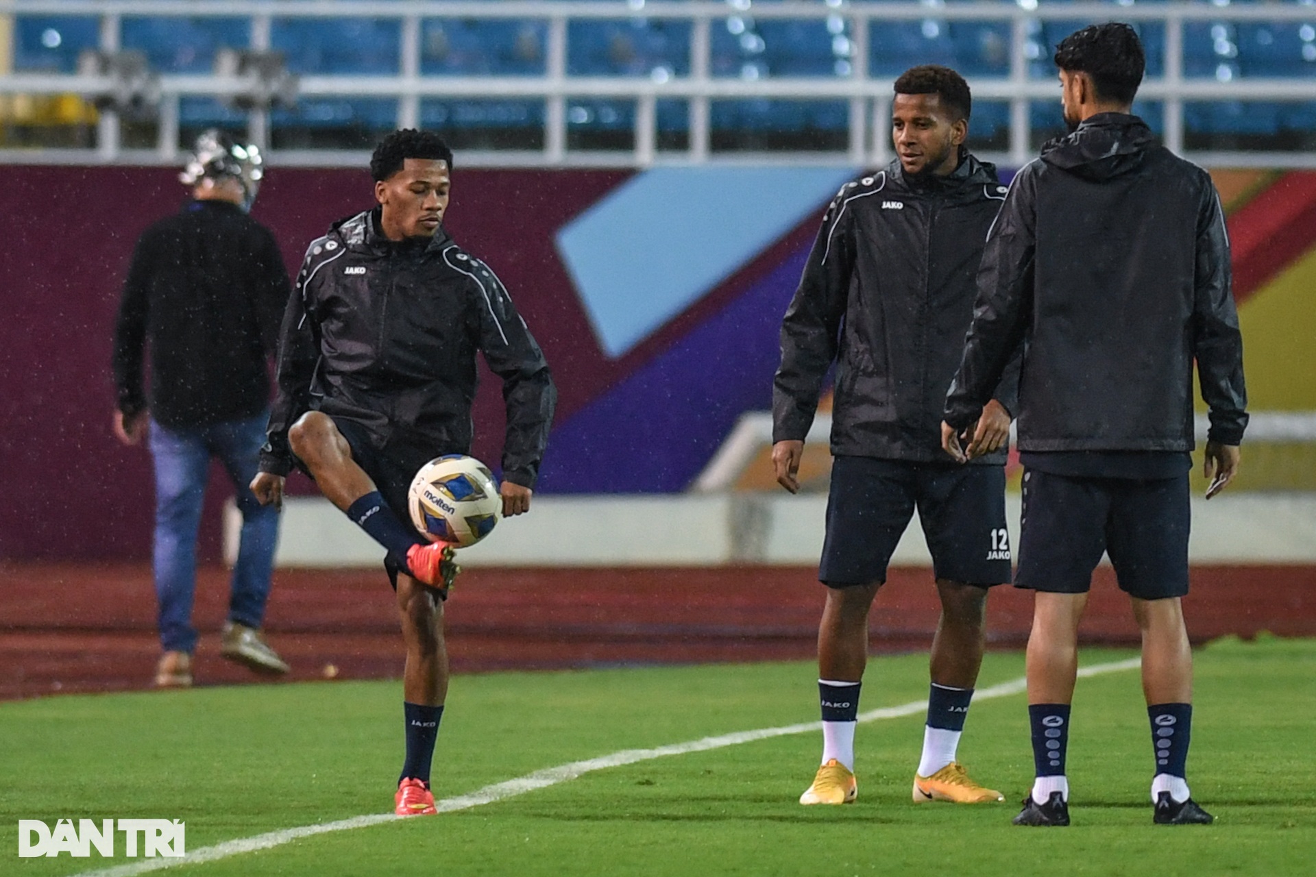 Cầu thủ Oman phô diễn kỹ thuật trong buổi luyện công dưới mưa tại Mỹ Đình - 4