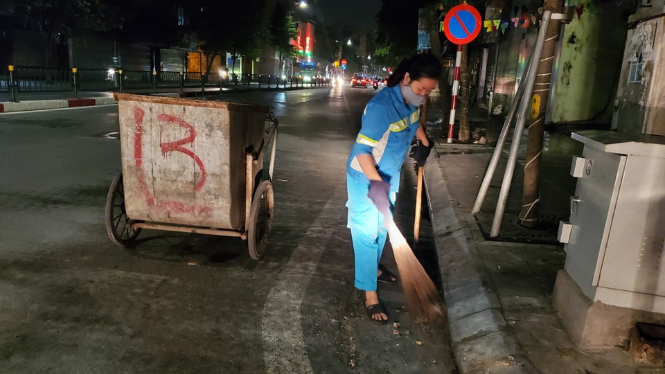 Hà Nội: Công nhân vệ sinh với nỗi lo chuyển mùa - 1 Hà Nội: Công nhân vệ sinh với nỗi lo chuyển mùa - 1