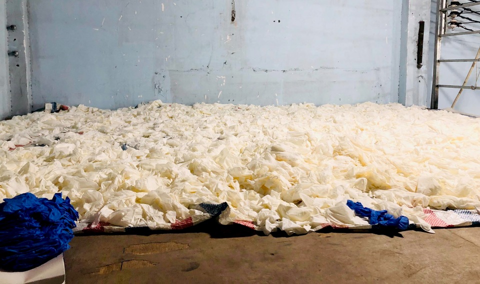 Cận cảnh hàng triệu găng tay y tế giả tại TPHCM - 1 Cận cảnh hàng triệu găng tay y tế giả tại TPHCM - 1