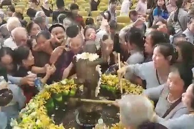 Ngộp thở tại lễ tắm Phật ở chùa Bái Đính
