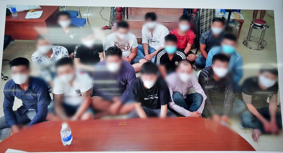 Khởi tố vụ án 200 thanh niên áo màu cam đánh người, đập quán ốc - 2 Khởi tố vụ án 200 thanh niên áo màu cam đánh người, đập quán ốc - 2