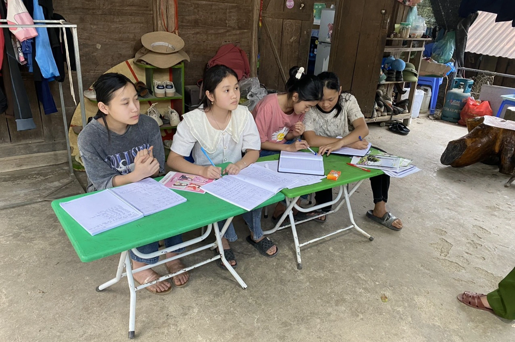 Lớp học đặc biệt trên khoảnh sân nhỏ của thầy giáo công an - 3 Lớp học đặc biệt trên khoảnh sân nhỏ của thầy giáo công an - 3