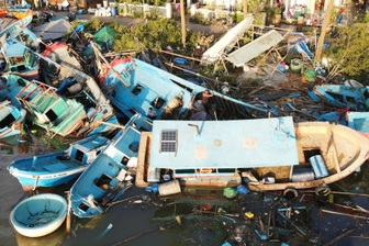 Bão Kalmaegi: Hàng trăm tàu cá chồng chất lên nhau, dân mất "cần câu cơm"