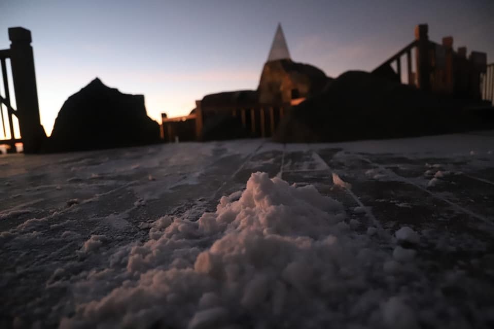 Băng tuyết xuất hiện trên đỉnh Fansipan đúng ngày Noel - 3