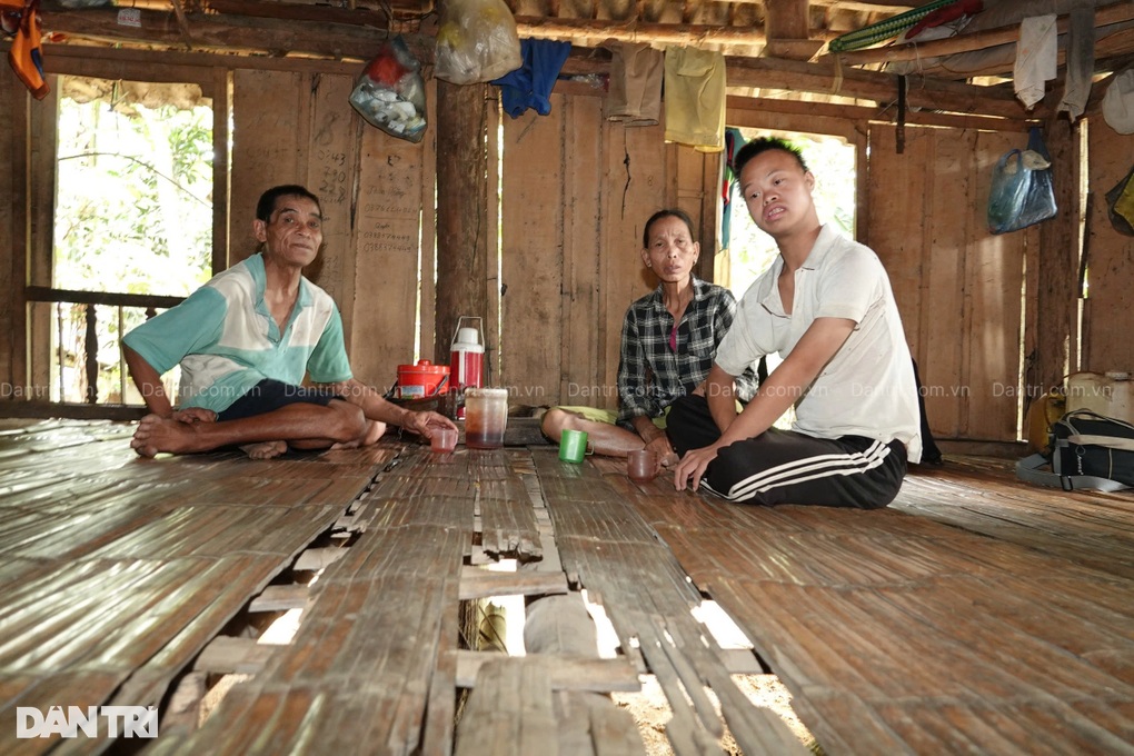 Mẹ già bệnh tật vất vả chăm chồng khuyết tật, con tâm thần - 4 Mẹ già bệnh tật vất vả chăm chồng khuyết tật, con tâm thần - 4