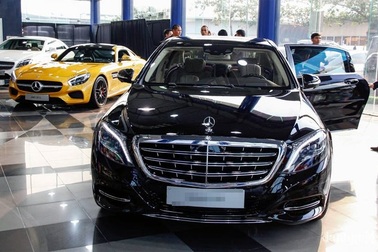 Ô tô sang biếu tặng: Bán tống bán tháo, dỡ showroom vì thua lỗ