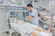 Bốn nạn nhân vụ va chạm trên cao tốc được chuyển đến Bệnh viện Việt Đức