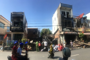 2 ngôi nhà bị lửa thiêu rụi