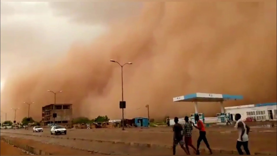 Bão cát kinh hoàng như bức tường thành khổng lồ nuốt chửng thành phố - 2 Bão cát kinh hoàng như bức tường thành khổng lồ nuốt chửng thành phố - 2