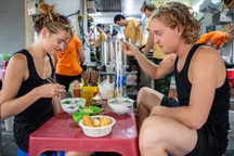 Khách Tây nườm nượp kéo đến ăn thử quán phở vỉa hè được Michelin đề xuất