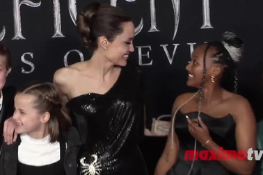 Angelina Jolie cùng các con dự công chiếu phim