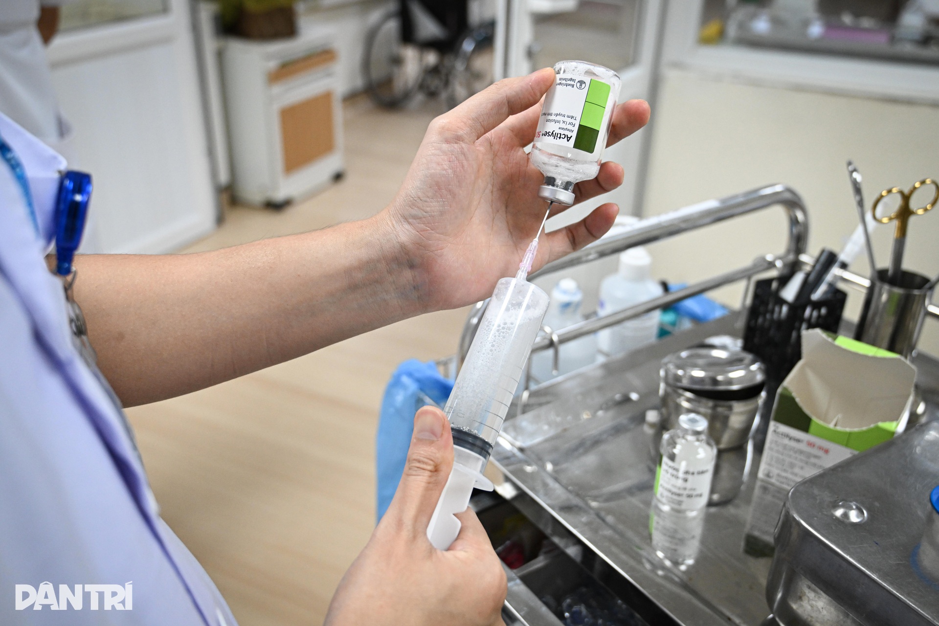 Nín thở xem bác sĩ giải cứu bộ não sắp chết ngạt của bệnh nhân đột quỵ - 12