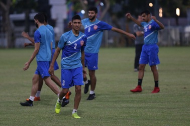 Choáng với thể hình to cao của Olympic Bahrain