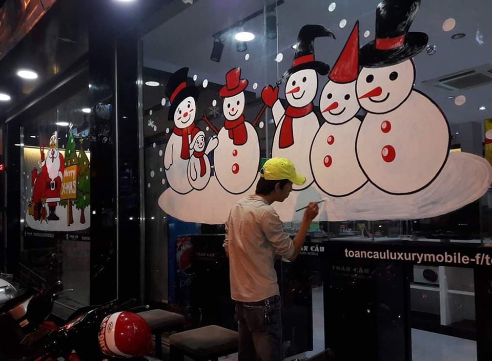 Vẽ ông già Noel trên kính: Nghệ thuật múa bút hái ra tiền - 2 Vẽ ông già Noel trên kính: Nghệ thuật múa bút hái ra tiền - 2