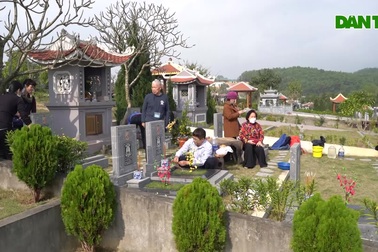 Người dân tấp nập đi tảo mộ dịp cuối năm