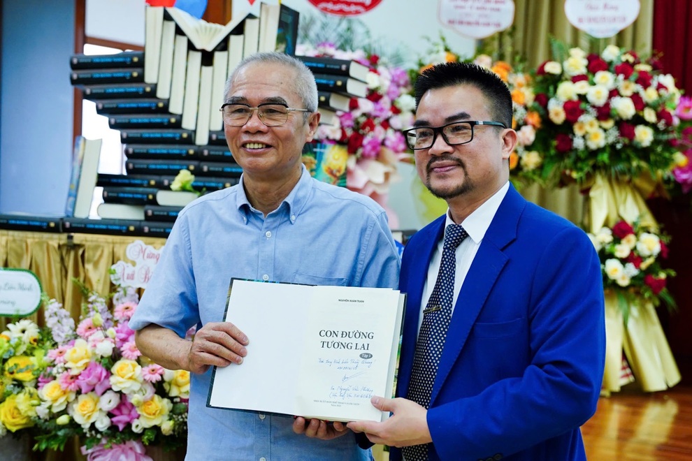 Tác giả Nguyễn Xuân Tuấn và hành trình khám phá con đường tương lai - 3 Tác giả Nguyễn Xuân Tuấn và hành trình khám phá con đường tương lai - 3