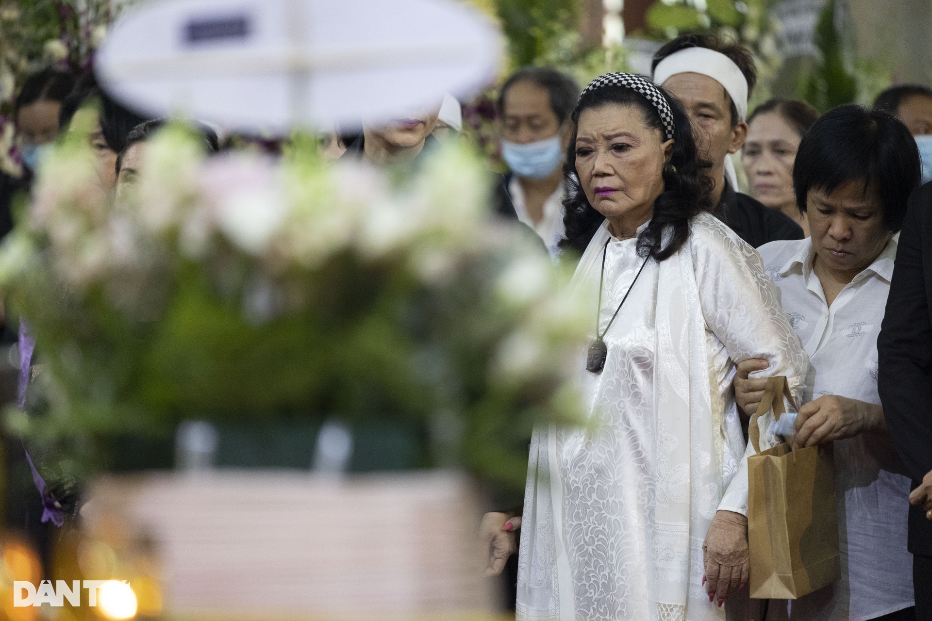 Tiễn biệt Thẩm Thúy Hằng: NSND Kim Cương đứng không vững, Mộng Tuyền nức nở - 4 Tiễn biệt Thẩm Thúy Hằng: NSND Kim Cương đứng không vững, Mộng Tuyền nức nở - 4