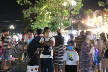 Du khách đeo khẩu trang khi tham quan phố cổ Hội An