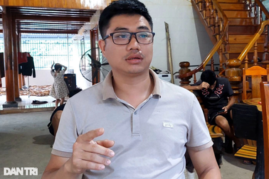 Vợ đưa 3 con đi viện, chồng ở lại tâm lũ giúp dân