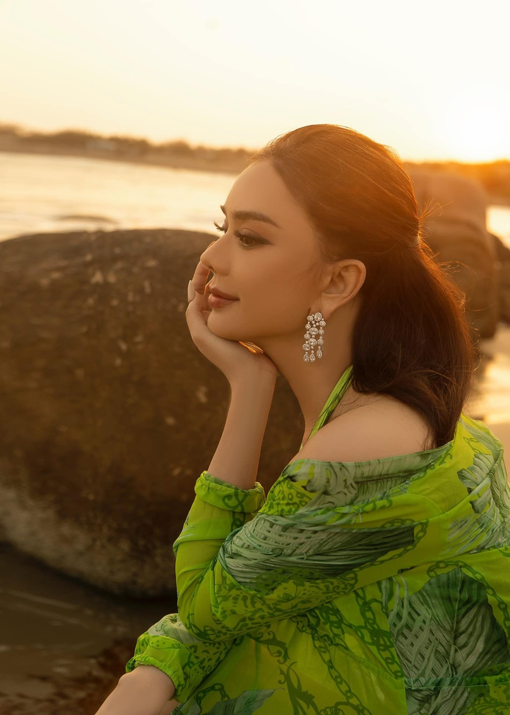 Lâm Khánh Chi: Liên tục trùng tu nhan sắc, vẻ ngoài khác lạ gây chú ý - 6 Lâm Khánh Chi: Liên tục trùng tu nhan sắc, vẻ ngoài khác lạ gây chú ý - 6