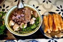 Quán phở bò ở Thái Nguyên gây sốt vì tấm biển lạ khiến khách bật cười