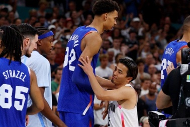 "Người khổng lồ" cao 2,24m tạo cơn sốt lớn ở Olympic