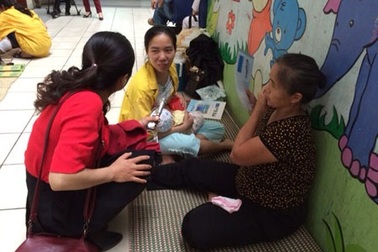 Sợ lây sởi, bệnh nhi nằm tràn hành lang bệnh viện