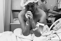 Siêu mẫu Chrissy Teigen khóc lặng khi bị sảy thai