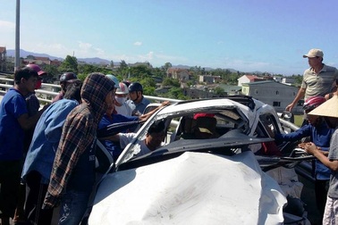 Người dân dùng xà beng giải cứu tài xế mắc kẹt trong cabin