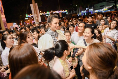 Ngọc Hân, Huyền My, Lệ Hằng bị vây kín trong Lễ hội cà phê Buôn Mê Thuột