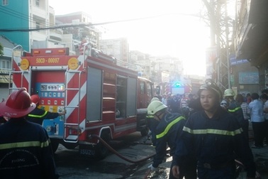 Cửa hàng điện tử bốc cháy lúc rạng sáng