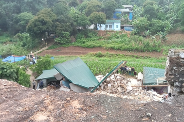 Sập kè đá vào nhà dân lúc rạng sáng, 3 mẹ con tử vong