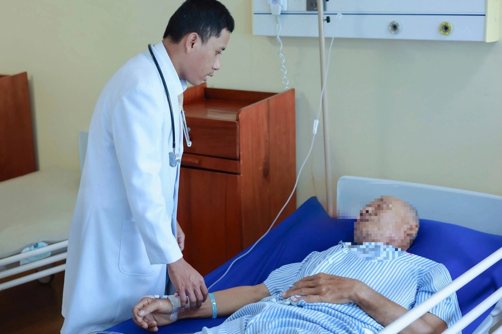 Lấy mủ đục như sữa và sỏi to 3cm trong thận cụ ông 79 tuổi - 1 Lấy mủ đục như sữa và sỏi to 3cm trong thận cụ ông 79 tuổi - 1