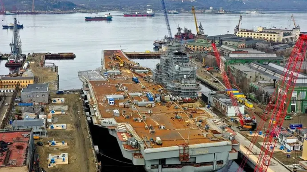 Tình báo Ukraine nói tàu sân bay duy nhất của Nga hư hỏng nghiêm trọng - 1