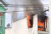 TPHCM: Cháy nhà trong hẻm, người dân ôm heo đất tháo chạy