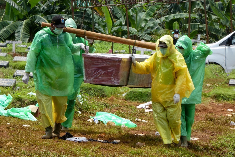 15 người Indonesia nhiễm virus từ thi thể nạn nhân Covid-19 trong quan tài - 1 15 người Indonesia nhiễm virus từ thi thể nạn nhân Covid-19 trong quan tài - 1
