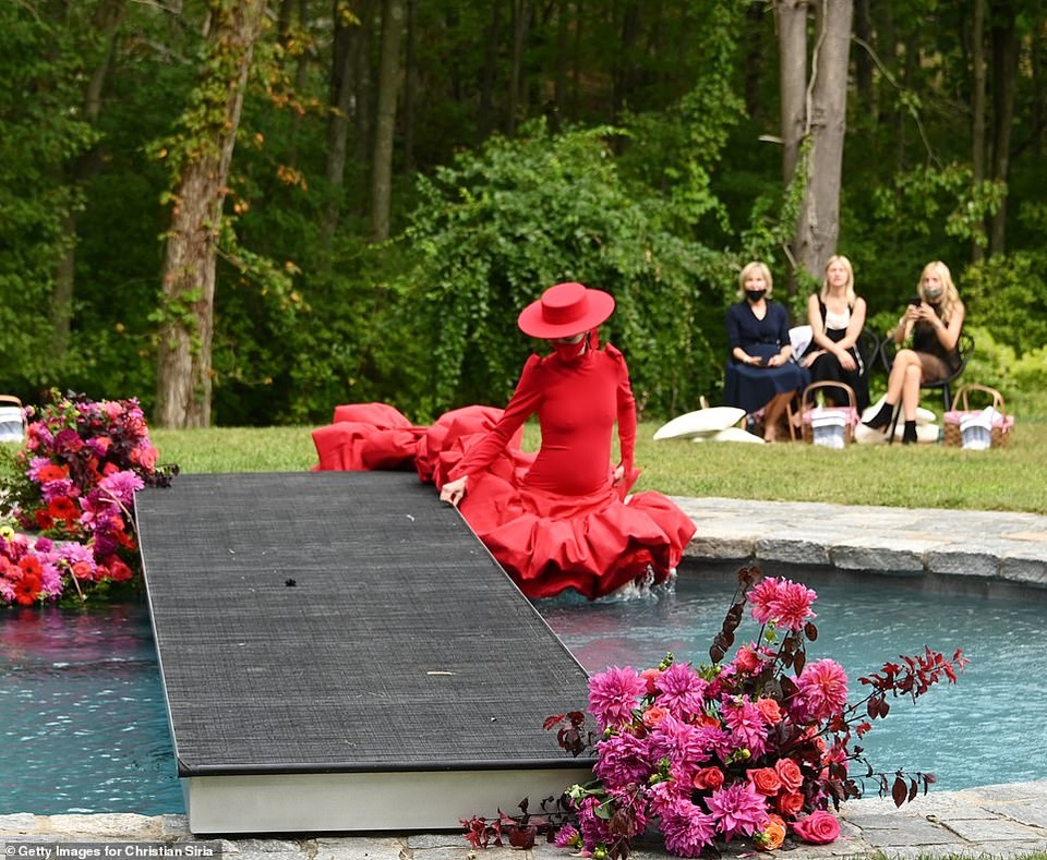 Người mẫu mang bầu “phi” thẳng xuống... hồ bơi khi đang trình diễn - 2