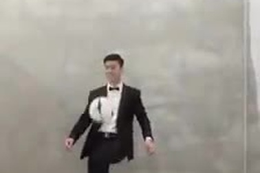 Cầu thủ Duy Mạnh khoe tài tâng bóng điệu nghệ khi đang chụp ảnh cưới