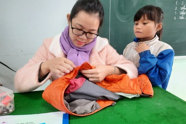 Cô giáo vùng cao vá áo ấm cho học sinh