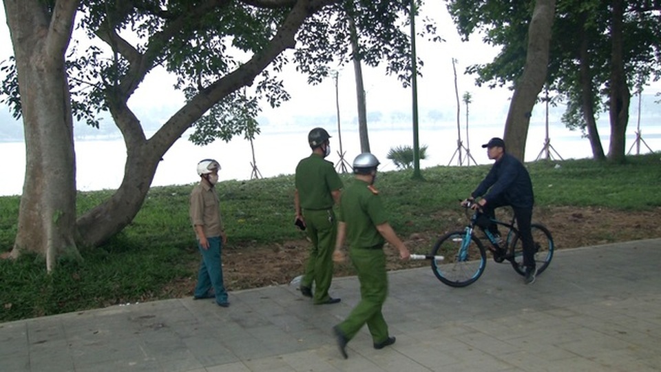 Huế xử phạt người dân không đeo khẩu trang khi ra đường - 1 Huế xử phạt người dân không đeo khẩu trang khi ra đường - 1