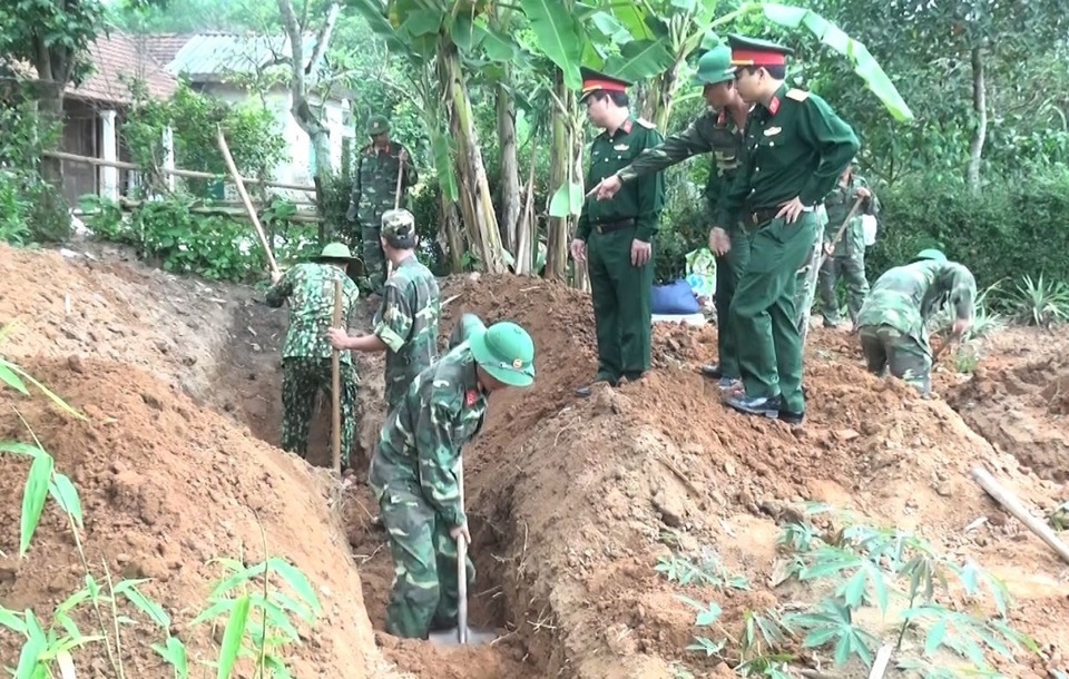 Cất bốc 2 hài cốt liệt sĩ trong vườn nhà dân - 2 Cất bốc 2 hài cốt liệt sĩ trong vườn nhà dân - 2