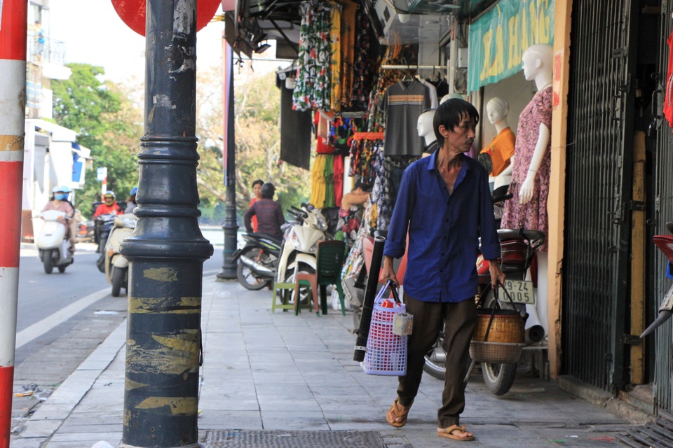 Chật vật giữa mùa dịch những gánh hàng rong - 3 Chật vật giữa mùa dịch những gánh hàng rong - 3