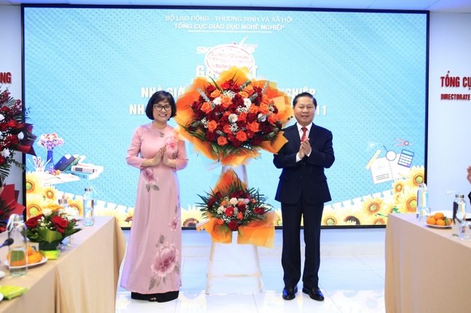 Thứ trưởng Bộ LĐ-TB&XH Lê Tấn Dũng tặng hoa nhà GDNN