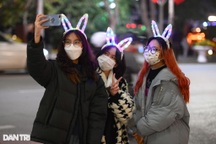 Đường phố Hà Nội vắng vẻ khác lạ đêm giao thừa đón chào năm mới 2022