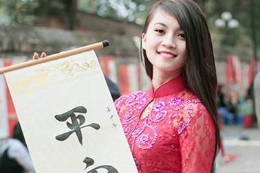 Thiếu nữ 9X dạo phố ông đồ xin chữ "Bình An"