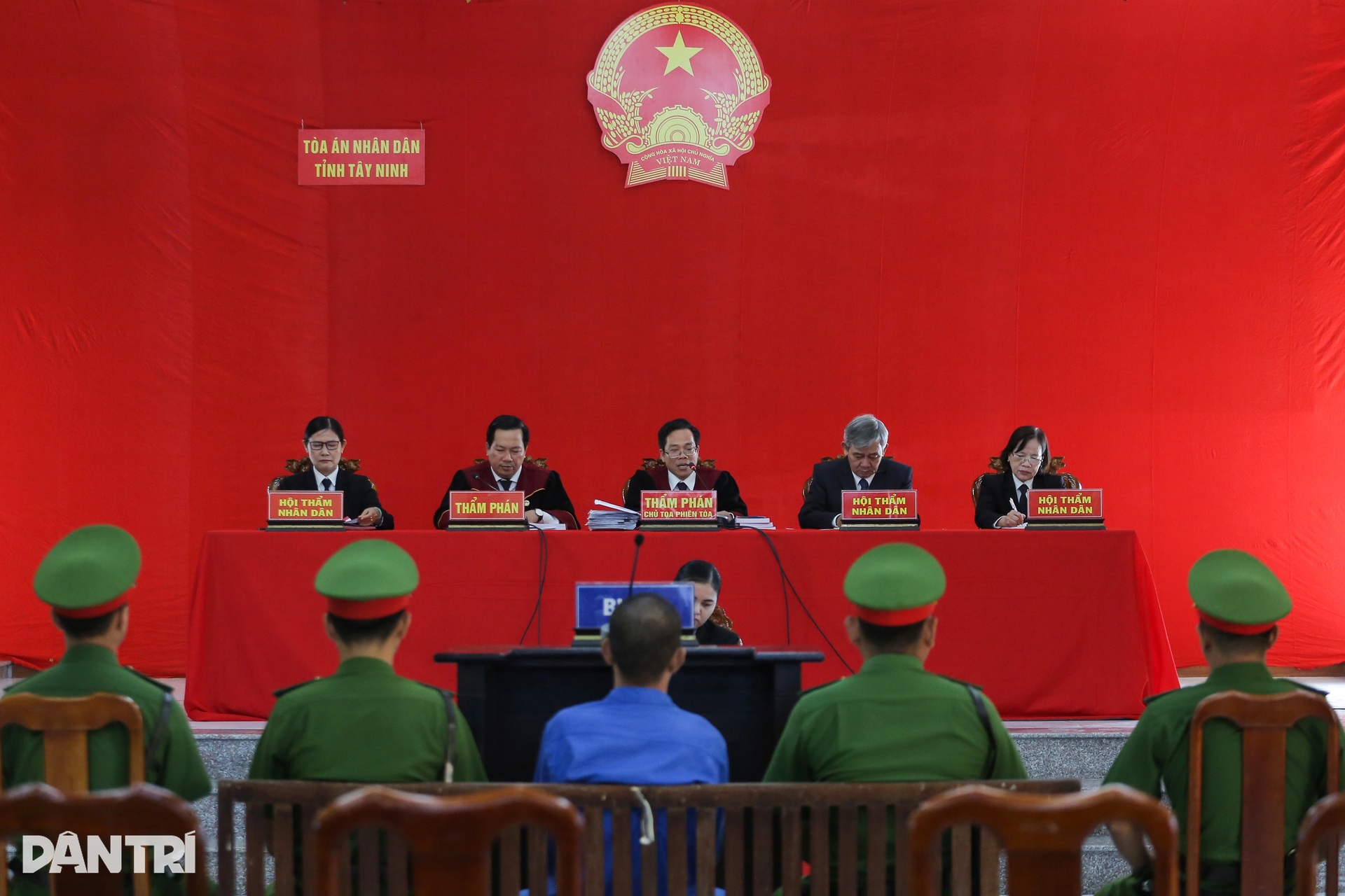 Hàng trăm người theo dõi phiên tòa xử vụ thảm án 3 người chết ở Tây Ninh - 12