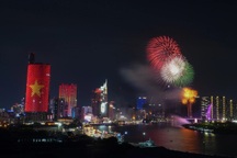 Pháo hoa tung bay trên bầu trời TPHCM dịp 30/4