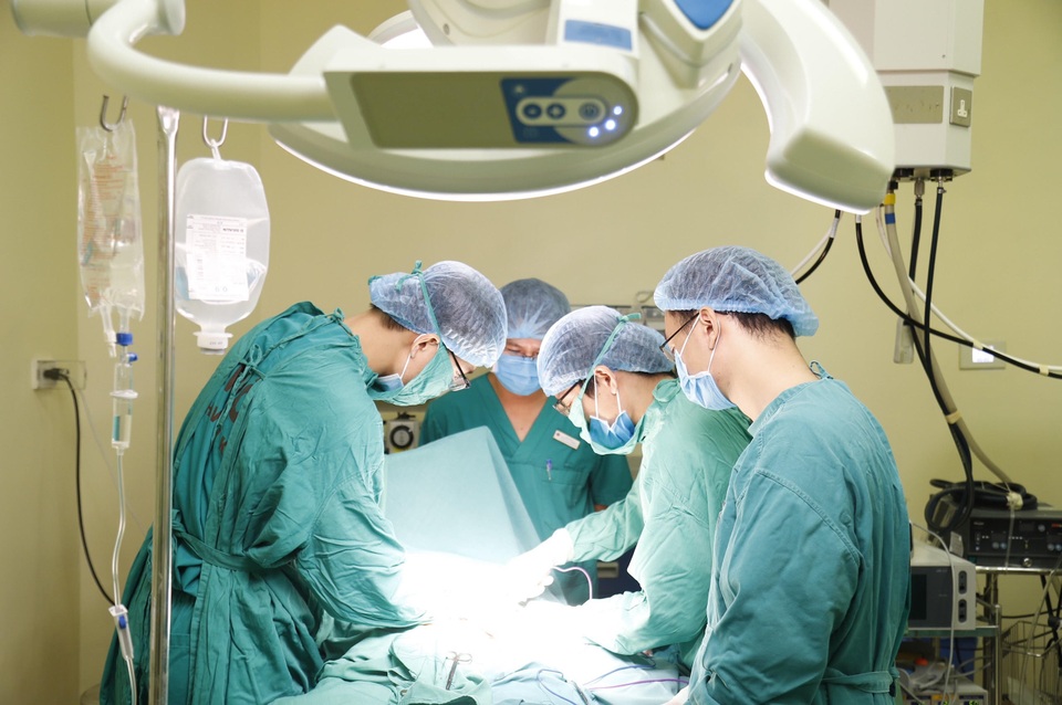 Cô gái 29 tuổi vào viện với khối u “quái” 10kg, chảy dịch mủ, vỡ loét - 2 Cô gái 29 tuổi vào viện với khối u “quái” 10kg, chảy dịch mủ, vỡ loét - 2