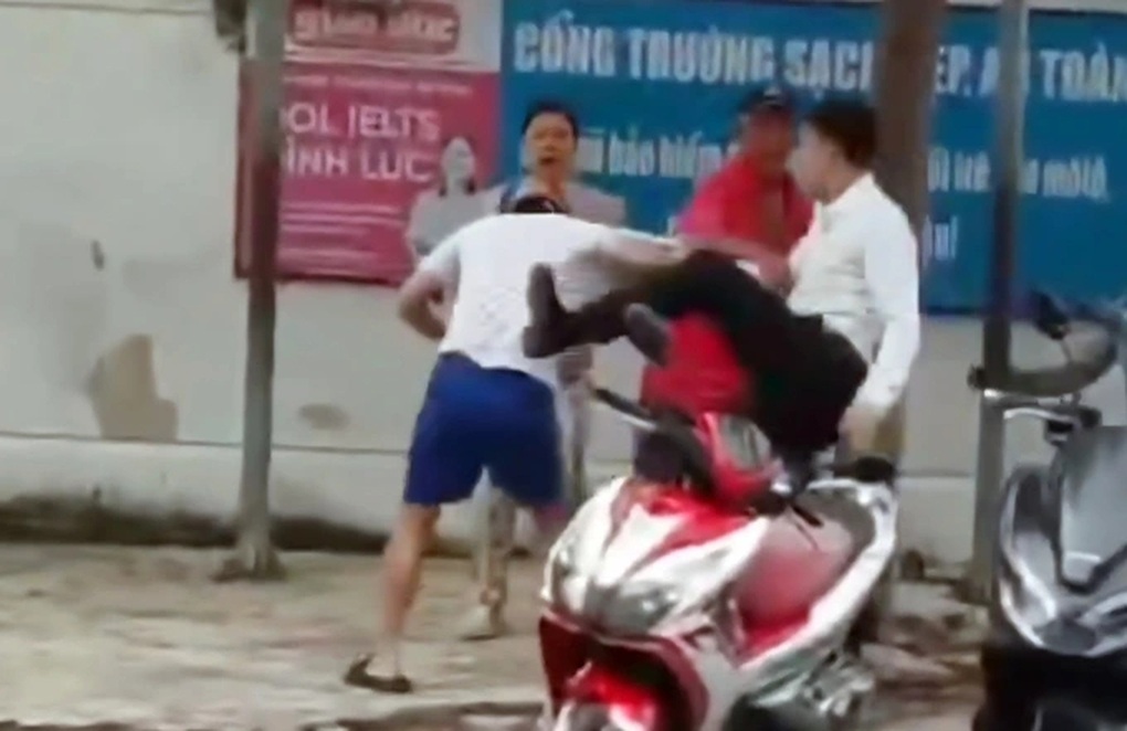 Người đàn ông lao vào đánh đấm túi bụi trước cổng trường vì chỗ đỗ ô tô - 1